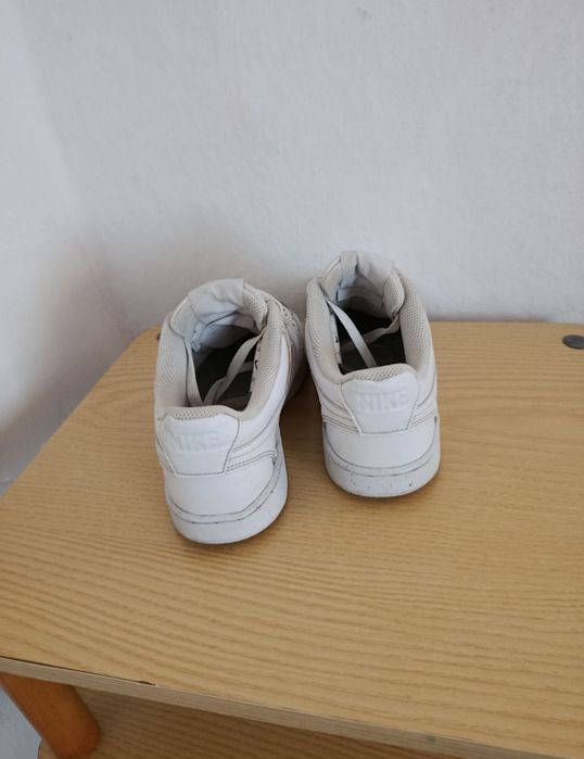 Adidași Nike albi