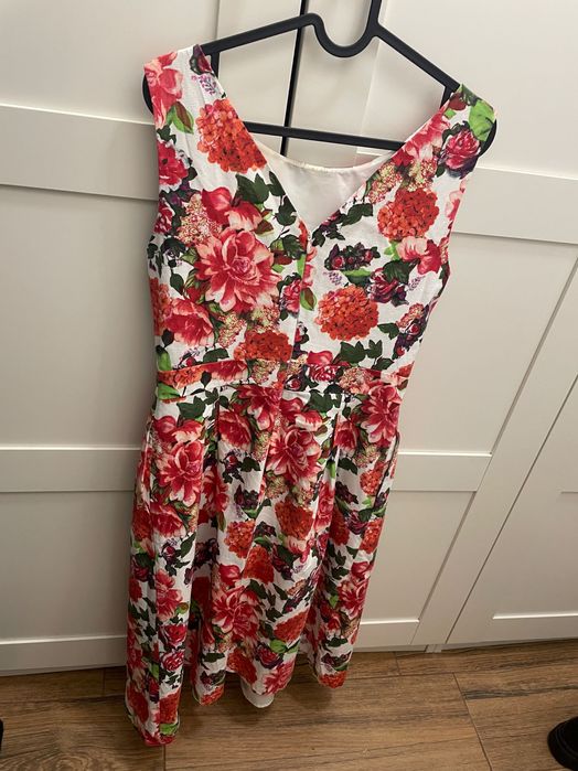 Rochie înflorată cu buzunare midi