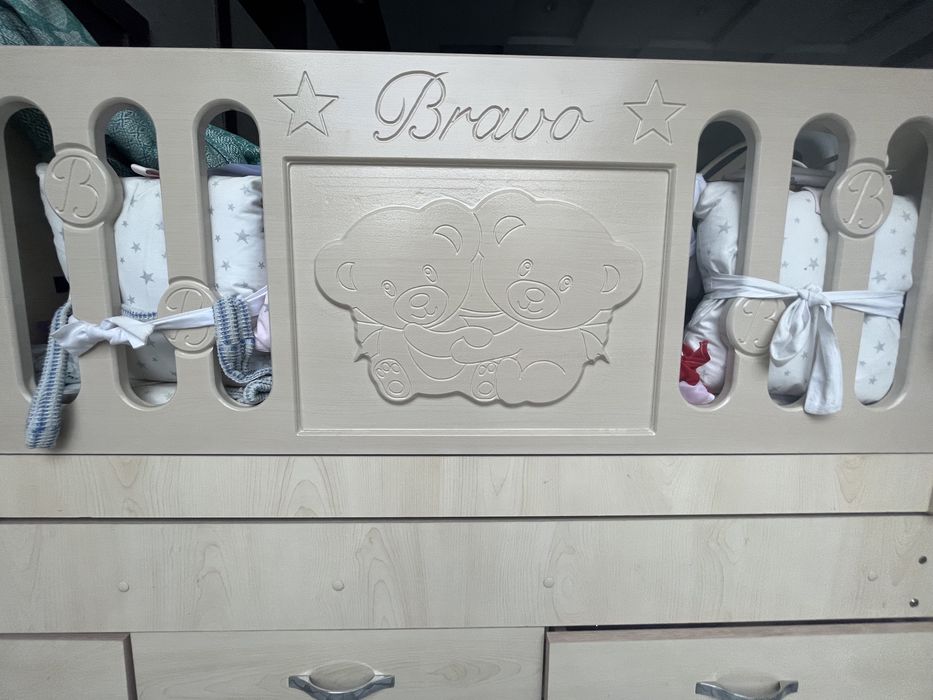 Детская кровать с пеленальным  столом