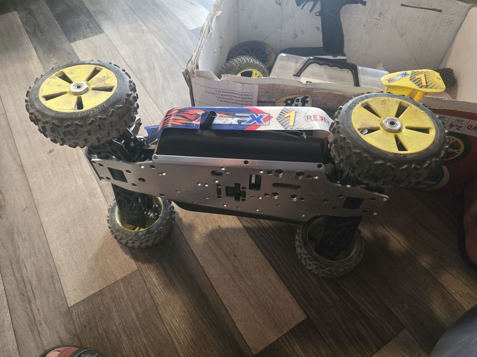 Vând Buggy RC Reely Rex-X 1:8 Nitro (Termik)
Sie bietet den Buggy R Recely Rex-X an.