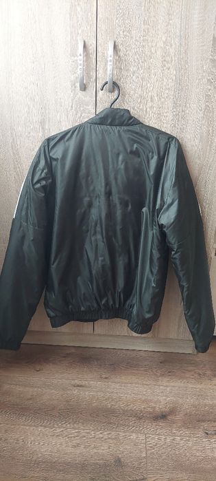 Продавам яке" Adidas".Маслинено зелено,размер S,без забележки .