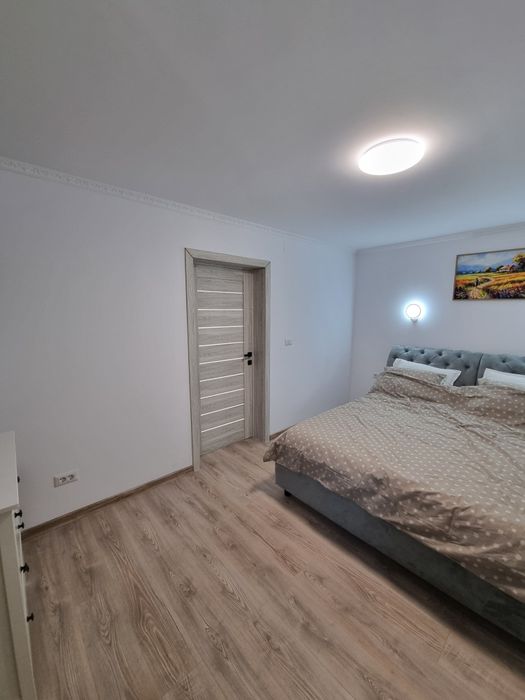 Închiriez casa la curte zona centrala