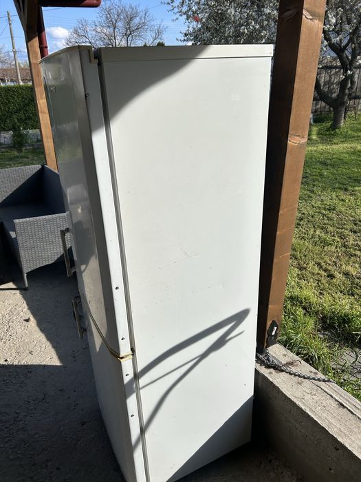 Хладилник с фризер.