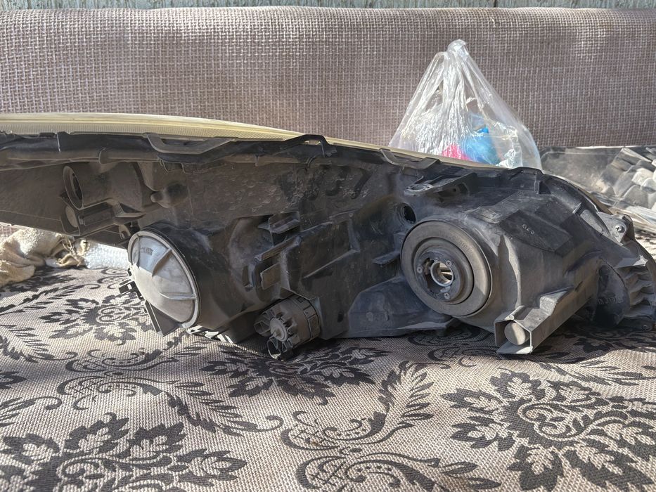 Фары на Subaru Outback.