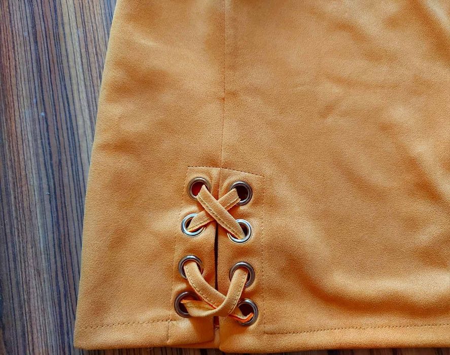 Пола цвят горчица