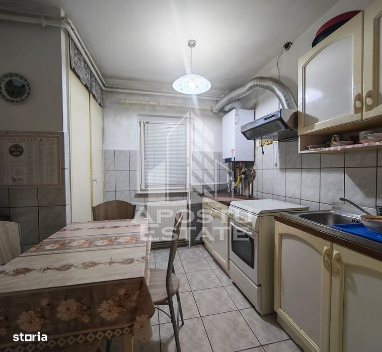 Apartament de vanzare cu 3 camere si 2 bai, decomandat, zona Sagului