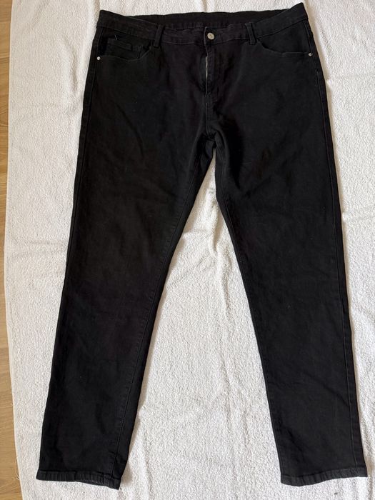 Vînd blugi negri elastici