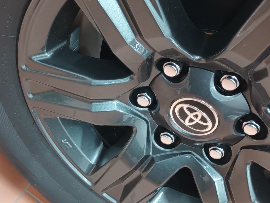 Roti Originale Toyota Hilux  Land Cruiser R17.  R18