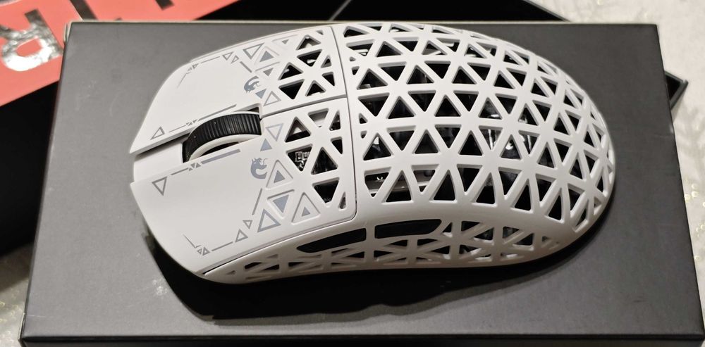 Гейминг мишка MAMBASNAKE M5 ултра лека карбонова безжична – 39 грама