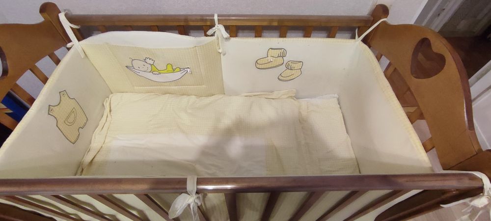 Детская кроватка с бортиками