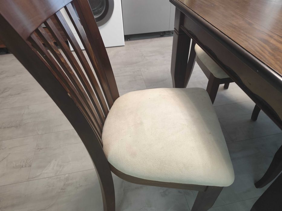 Дървена маса(орех) и шест стола (орех))