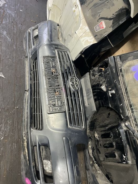 Передний бампер Тойота авенсин