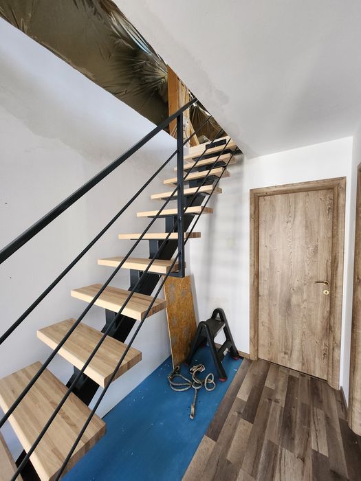 Scara interioara cu trpete din lemn