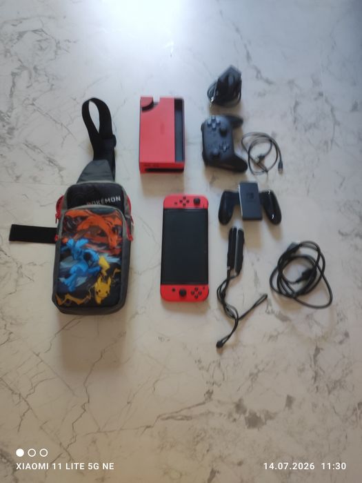Nintendo swich primul model . Folie puțin sparta in colturi vin cu doua jocuri și yutube