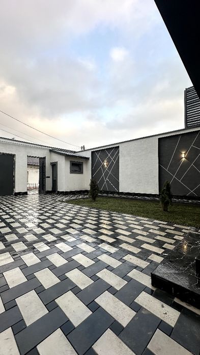 Своя Продаются новый хай-тек дом Мирабадский района.