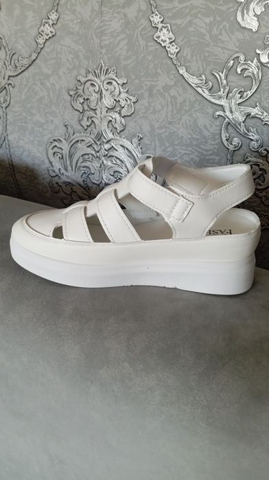 Продам Летние сандалии в белом цвете