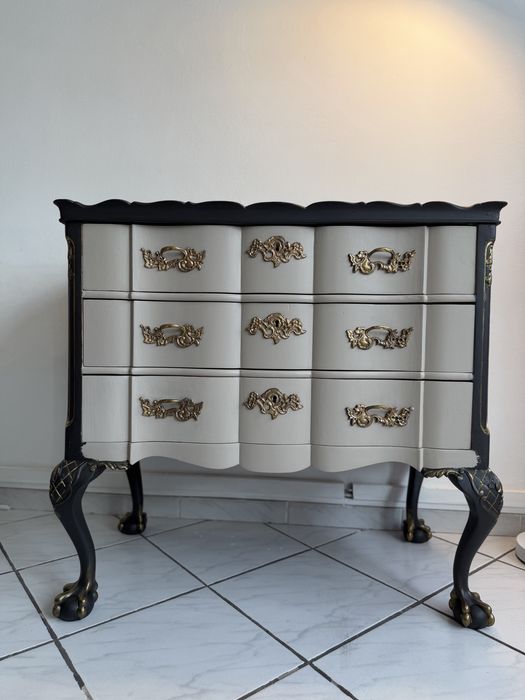 старинен скрин (комод) в класически френски стил „Бомбе“ Bombé chest / commode