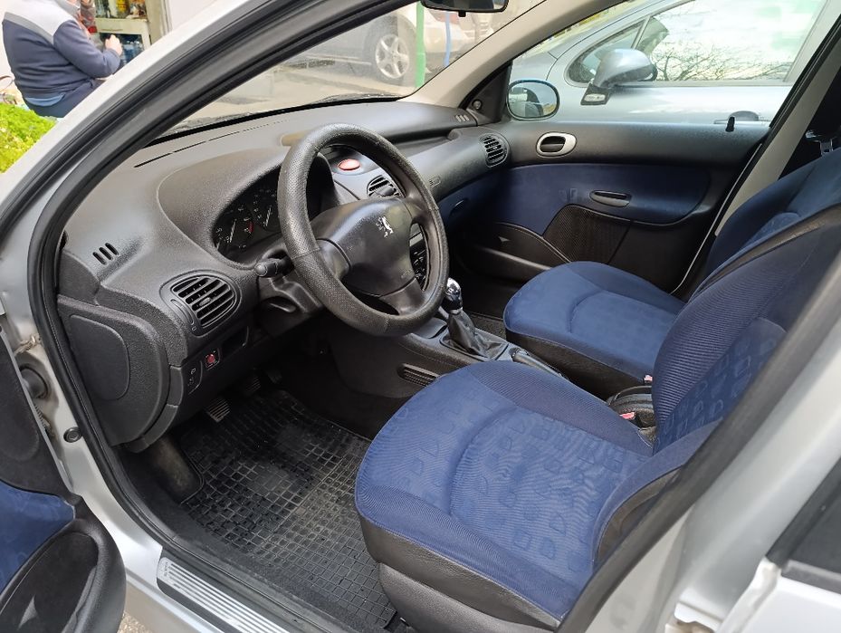 Peugeot 206 1.1 бензин