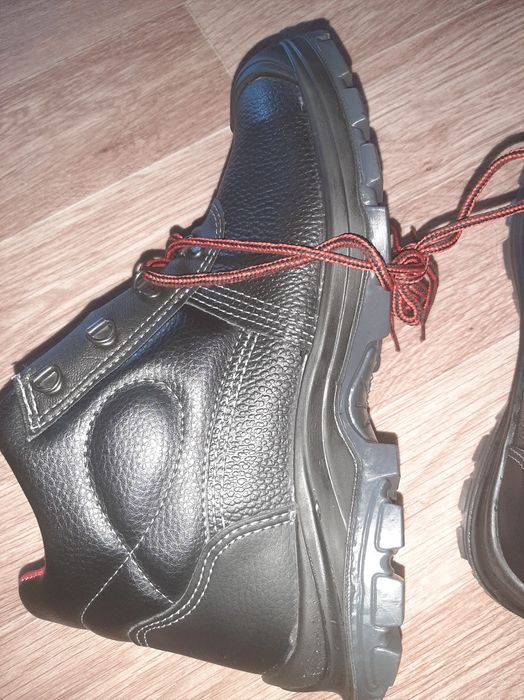 Продам рабочую обувь.