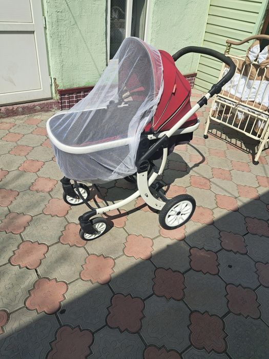 Есть 3 коляски, детский столик и манеж!