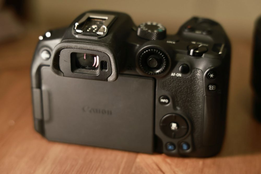 Фотоапарат Canon R7