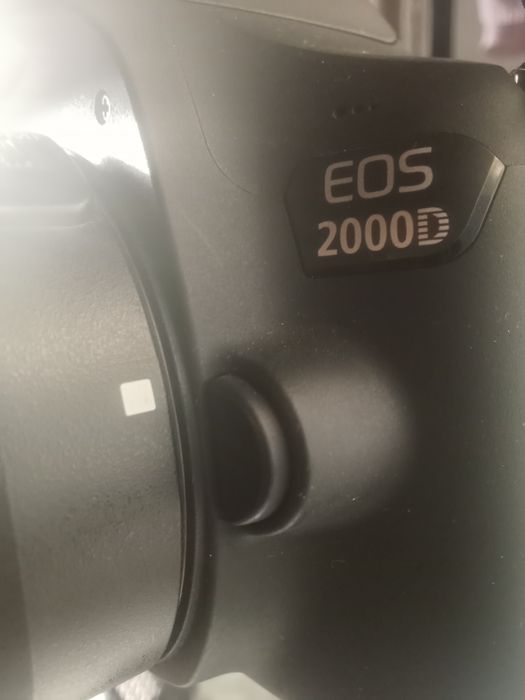 Продам фотоаппарат кенон  EOS 2000D