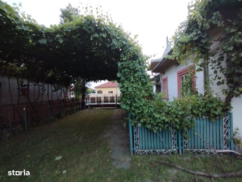 Casă de vânzare cu teren.