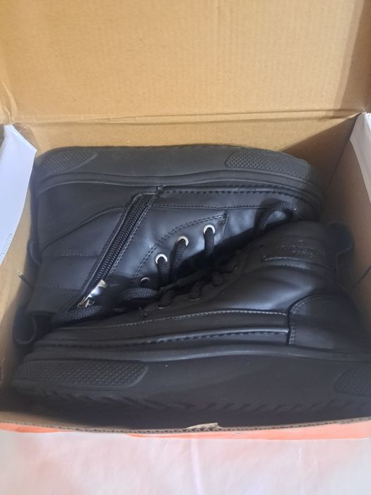 Срочно продам ботинки