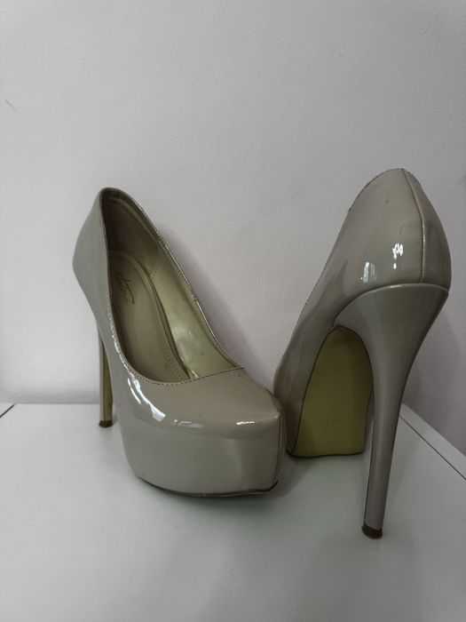 Бежови обувки на висок ток