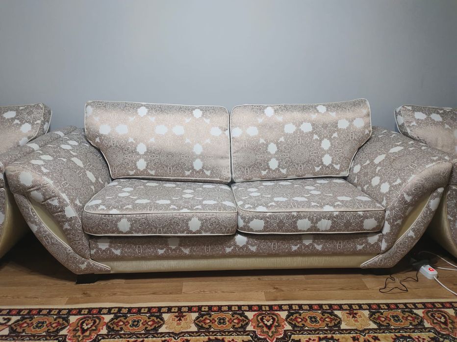 Продам диван с 2 - мя креслами