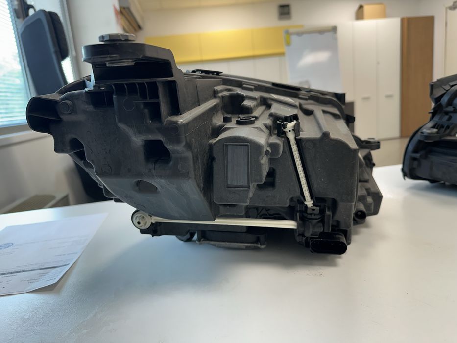 Фар само десен - USA - W213