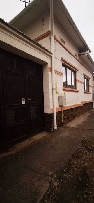 Vând casă /schimb cu garsonieră sau apartament.