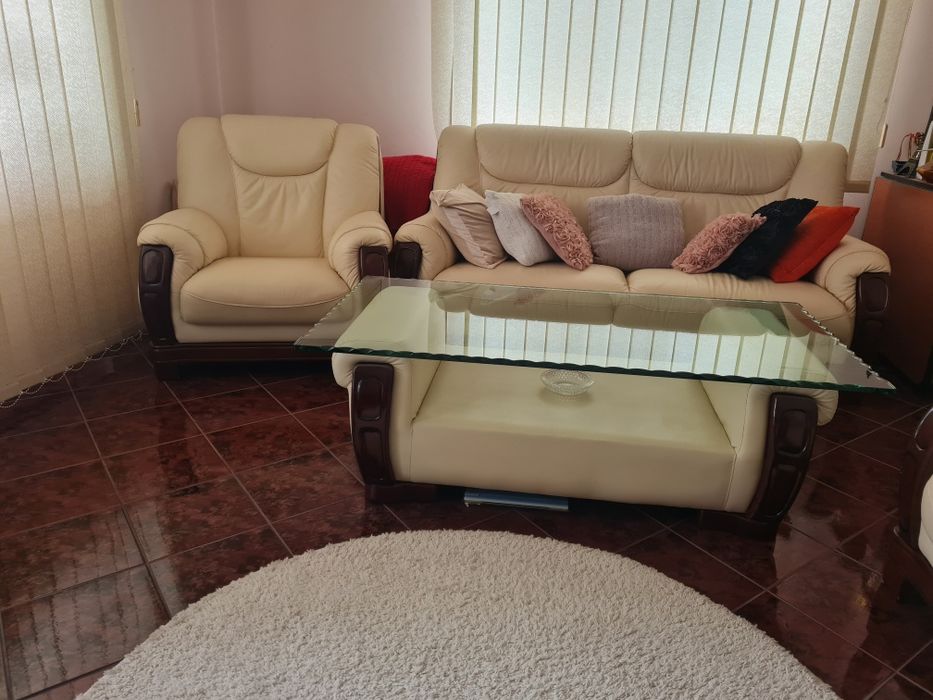 Vând  canapea si fotolii 3,2,1 plus masa de sticla
