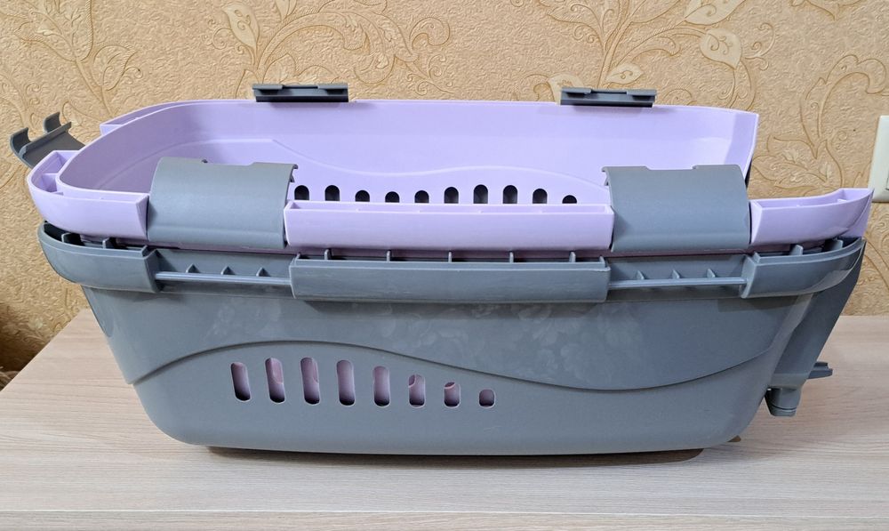 Новая переноска пластиковая.