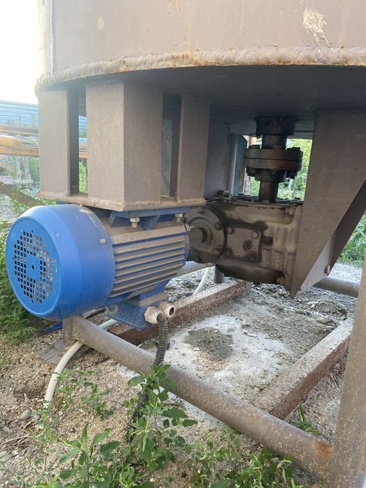 Бетоносмеситель для сухих смесей.