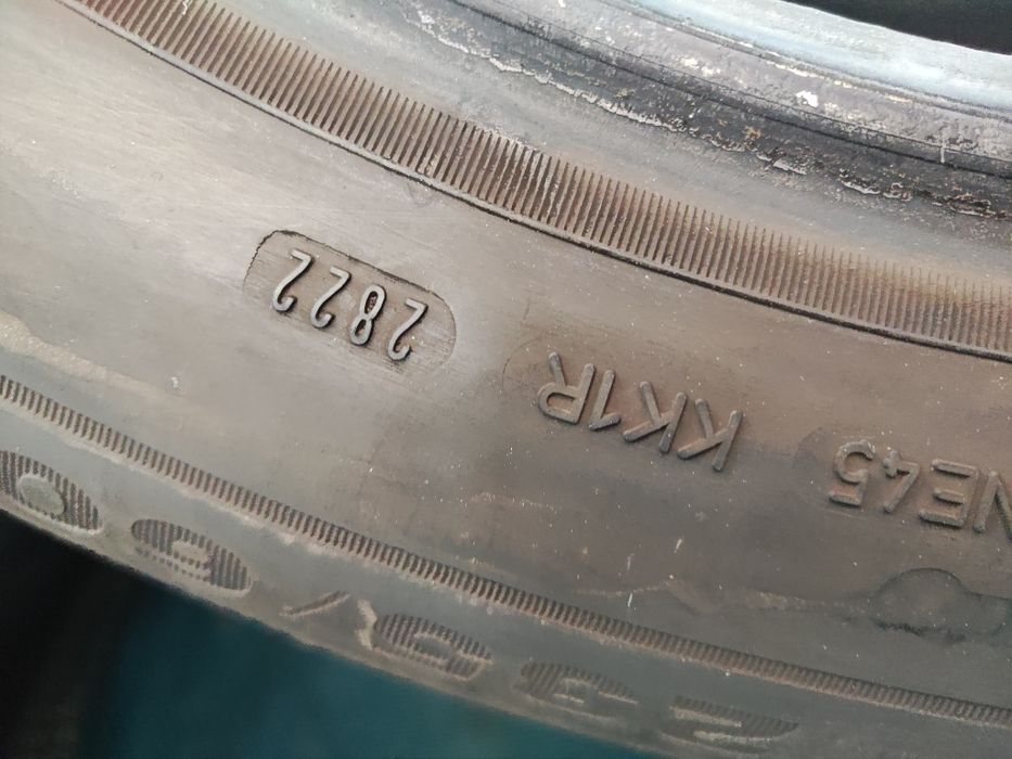 2 бр зимни 235/60/18 Dunlop 22г