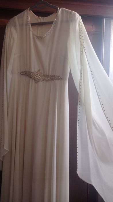 Oqshom libosi sotiladi