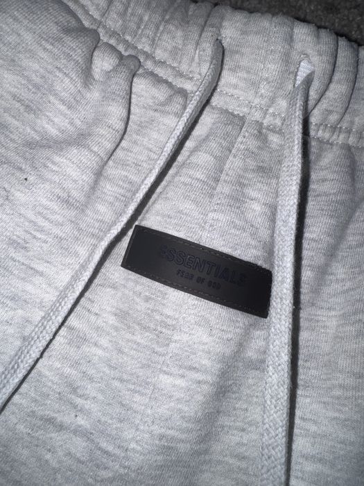 pantaloni essentials