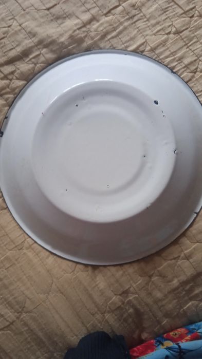 Металлическое эмалированное блюдо