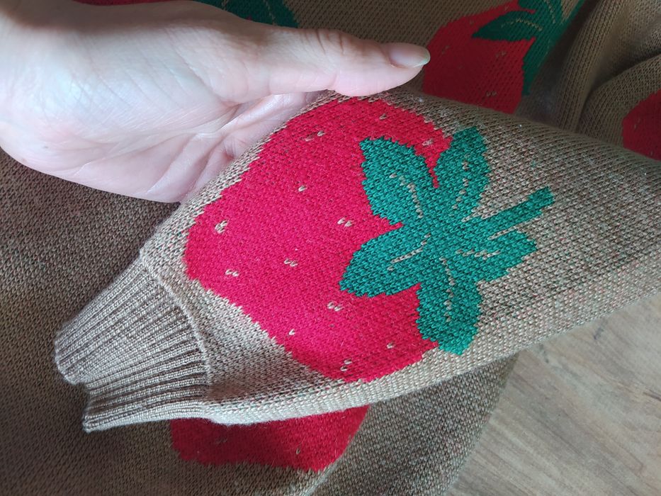 Прекрасен бежов пуловер с ягоди