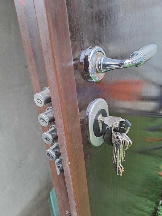 Блиндирана входна врата с каса