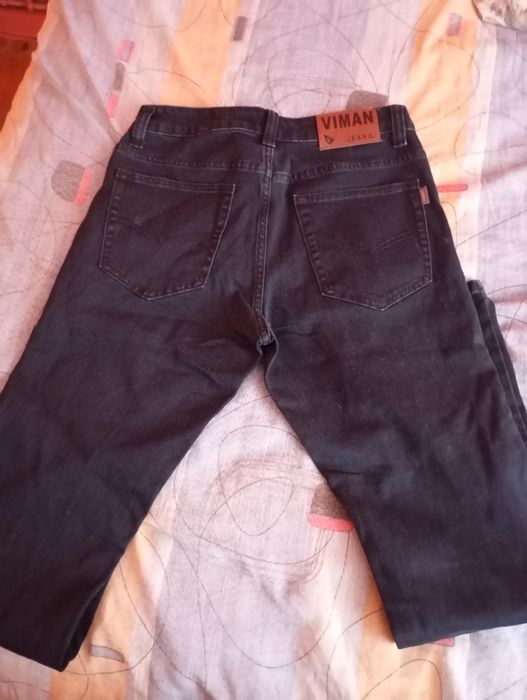 Мъжки дънки за ползване.