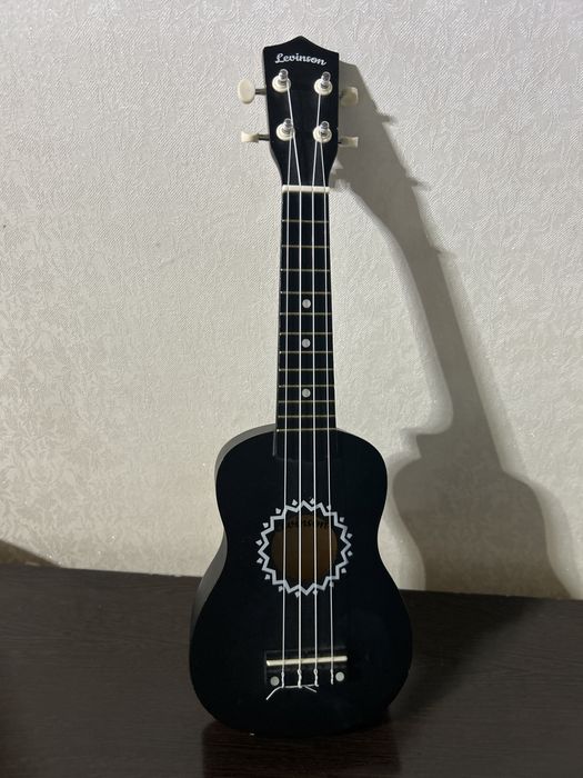 Уклеле очень хорошии состояние