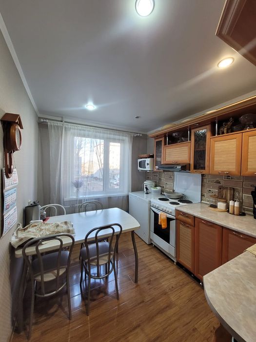 Продам кухонный стол со стульями