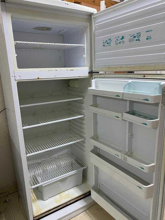 Большой производственный холодильник