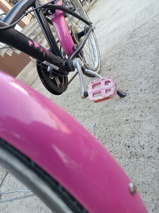 Bicicleta fetițe cuprinsa cu vărsată între 8 și 11 ani.
