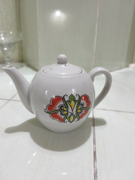 Заварочные чайники 2 л - 30000 сум,  и 0.6 л - 10000 сум, б/у