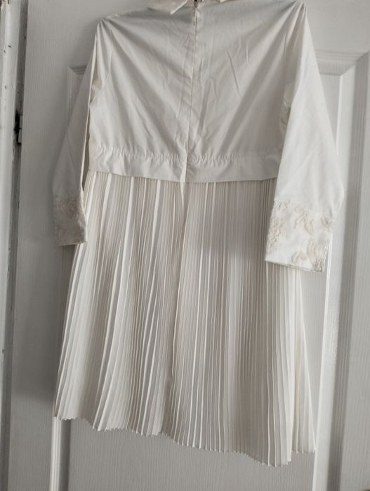 Rochie alba plisata cu broderie