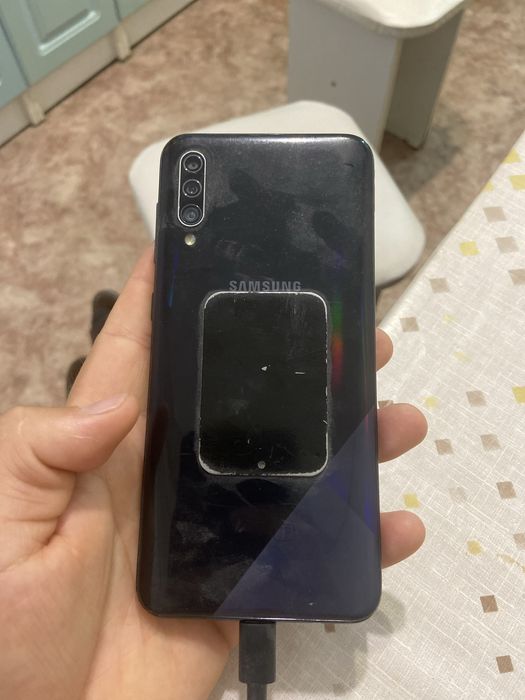 Продаю самсунк работает норм есть торк