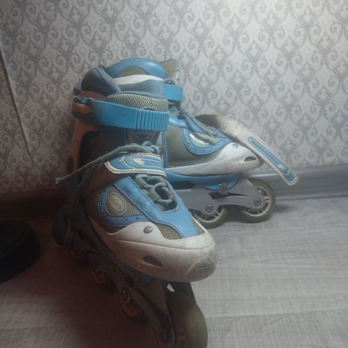 Ролики  голубые.